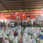 Acara silaturahim dan istighotsah 2000 tokoh dan muslimat se-Bangkalan di Socah Bangkalan Madura. Dr KH Asep Saifuddin Chalim didaulat memimpin istighotsah. foto: bangsaonline.com