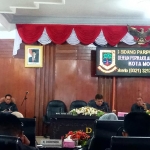 Jubir F-PDIP Ery Purwanti ketika membacakan sikap fraksinya atas pengusulan penggunaan interpelasi terkait proyek mangkrak. foto: YUDI EP/ BANGSAONLINE