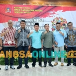 Ketua DPRD Kabupaten Kediri, Murdi Hantoro (nomor 5 dari kiri) bersama Pimpinan DPRD Kabupaten Kediri dan Narasumber.  Foto: Muji Harjita/BANGSAONLINE