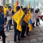 Aktivis PMII ketika demo di kantor Pemkab Gresik. foto: SYUHUD/ BANGSAONLINE