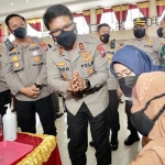 Kapolda Jatim bersama Bupati Mojokerto saat meninjau giat vaksinasi serentak di Gedung STIKes Bina Sehat PPNI.