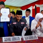 Ketua DPD Partai Demokrat Jatim Soekarwo menandatangani berkas dukungan di depan Ketua KPU Jatim Eko Sasmito dan Khofifah-Emil. foto: DIDI ROSADI/ BANGSAONLINE