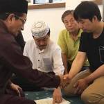 Imam Masjid Istiqlal, Prof Dr Nasaruddin Umar menuntun Jung Yeong-cheol membaca dua kalimat syahadat.