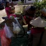 pedagang sayur keliling di Bojonegoro sedang melakukan transaksi dengan pembeli. Minggu (06/04/2014), Foto: Eky Nurhadi/BangsaOnline