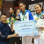 Wali Kota Malang saat memberikan bonus kepada atlet cabor Hapkido di Porprov IX Jawa Timur 2025.