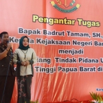 Badrut Taman beserta istri Ny. Eva Tamam dalam sambutan pengantar tugas ke Kejati Papua Barat Manokwari, di Kejaksaan Negeri Bangkalan, Rabu (15/1).