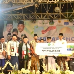 Bupati Muhdlor simbolis menyerahkan donasi warga Sidoarjo untuk Palestina ke Baznas Sidoarjo, Sabtu (25/11/2023) malam. Foto: Ist.