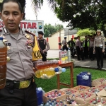 petugas Polres Blitar saat menggelar operasi tumpas narkoba.