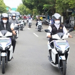 Gubernur Jawa Timur, Khofifah Indar Parawansa, saat mengendarai motor listrik.