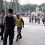 Nelayan Desa Lumpur ketika mendatangi kantor Pemkab Gresik. foto: syuhud/ BANGSAONLINE