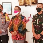 Menko Polhukam Mahfud MD saat berada di Kabupaten Pamekasan didampingi Kapolres Pamekasan AKBP Rogib Triyanto dan Dandim 0826/Pamekasan Letkol Inf Tejo Baskoro.