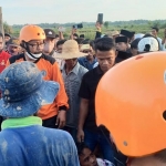 BPBD Kabupaten Pamekasan bersama relawan FRPB dan TNI-Polri beserta masyarakat setempat saat melakukan evakuasi korban.  (foto: Budi C).