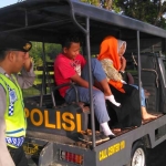 Para pelajar diangkut mobil patroli Polsek Rengel. foto: SUWANDI/ BANGSAONLINE