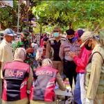 Operasi Yustisi yang digelar di depan Pasar Burung jalan Ki Mangun Sarkoro Trenggalek. foto: herman/ bangsaonline.com