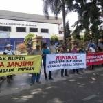 TOLAK: Warga Desa Sarirogo Kecamatan Sidoarjo saat demo ke gedung DPRD Sidoarjo, Kamis (29/10/2015). foto: mustain/BANGSAONLINE