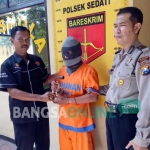 Tersangka Santoso diamankan di Polsek Sedati.