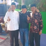 Bupati Sambari merangkul 2 Cakades Kembangan, Ngadimen dan Abdul Malik. foto: ist