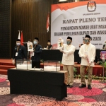 TUNJUKKAN: Kedua Paslon memperlihatkan nomor urut yang diperoleh saat pengundian nomor urut yang digelar KPU Sidoarjo, di Hotel Fave, Kamis (24/9). foto: ist.