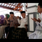 Quraish Shihab didampingi Gus Solah saat berada di komplek makam Gus Dur dan KH. Hasyim Asyari.