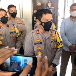 Kapolda Jatim Irjen Pol Nico Afinta memberikan keterangan kepada wartawan usai menerima beberapa perwakilan dari media di Surabaya terkait kasus penganiayaan terhadap wartawan Tempo.