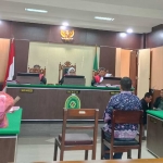 Tersangka kasus pencemaran nama baik saat menjalani sidang perdana. Foto: Ist.