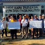 Masyarakat Lumajang membentangkan spanduk dukungan kepada KPK.
