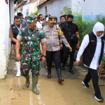 Gubernur Khofifah saat meninjau daerah terdampak banjir di Sampang.