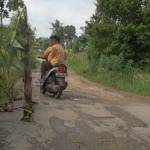Jalan rusak di Sumenep yang ditanami pohon pisang.