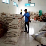 Ratusan paket sembako masih dalam proses pengemasan.  foto: ist