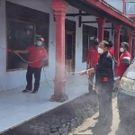 Ketua DPC PDI Perjuangan Kabupaten Kediri, Murdi Hantoro (baju hitam) saat ikut menyemprotkan disinfektan. foto: Muji Harjita/ BANGSAONLINE.com