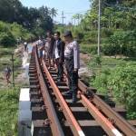 Aparat Polres Blitar saat berada di lokasi untuk olah TKP. foto: TRI SUSANTO/ BANGSAONLINE