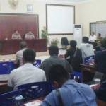 Suasana pertemuan massa aksi jurnalis Sumenep dengan pimpinan Polres Sumenep di Aula Sutanto. foto: rahmatullah/ BANGSAONLINE