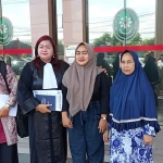 Kuasa hukum saat bersama keluarga terdakwa kasus TPPO di PN Mojokerto.
