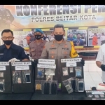 Kapolres Blitar Kota AKBP Leonard M Sinambela beserta jajaran sedang menunjukkan barang bukti dalam rilis pers, Jumat (26/6/2020).