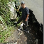 Sudiono, anggota Komisi C DPRD Kota Batu saat mengecek langsung jalan ambles Jalan Hasanudin Junrejo, Sabtu (8/2). foto: Agus Salimullah/ BANGSAONLINE