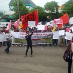 Puluhan mahasiswa yang tergabung dalam Aliansi Tani Jawa Timur (Alit Jati) menggelar aksi di depan kantor DPRD Jatim. foto: DIDI ROSADI/ BANGSAONLINE