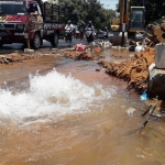 Air yang keluar akibat kebocoran pipa JDU PDAM membuat ruas jalan Stadion Kabupaten Pamekasan tergenang.