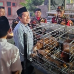 Gus Addin meninjau kandang ayam petelur yang dikelola secara bersama oleh kader Ansor Diwek, Jombang