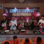 Konferensi pers terkait peredaran uang palsu lintas provinsi yang digelar Polres Pasuruan.