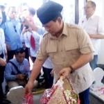 Prabowo Subianto melakukan tabur bunga di makam Gubernur Soerjo. foto: istimewa 