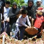 Tampak Proses pemakaman Jenazah Ismail Hidayat di Kelurahan Mimbaan Situbondo.