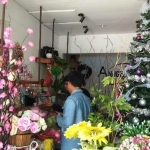 Salah satu toko yang menjual pernak-pernik Natal di Tuban.