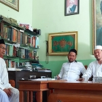 Gus Yani-Bu Min saat sowan di rumah Ketua PCNU Gresik, K.H. Khusnan Ali. (foto: ist)