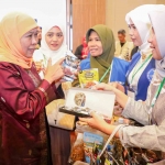 Khofifah Indar Parawansa saat mengunjungi acara UMKM Indonesia. Foto: Ist.
