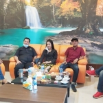 Sejumlah pimpinan hotel di Banyuwangi saat melakukan kunjungan ke kantor baru Seblang.com dan Biro HARIAN BANGSA Banyuwangi di Jalan Wijaya Kusuma No. 47, Kelurahan Boyolangu, Kecamatan Giri, Banyuwangi, Selasa (23/2/2021).