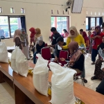 Penyaluran bantuan pangan beras oleh Bulog Tulungagung.