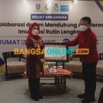 Health Specialist UNICEF wilayah Jawa, Armunanto, saat memberi penghargaan kepada Provinsi Jawa Timur. Foto: DEVI FITRI AFRIYANTI/BANGSAONLINE