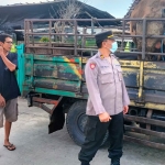 Kapolsek Kunjang Iptu Ashanik (kiri) saat melakukan pemeriksaan terhadap truk pengangkut sapi. Foto : Ist.
