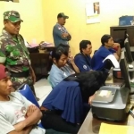7 lelaki dan 3 perempuan terjaring dalam razia malam Ramadhan. Mereka dibawa ke Polsek untuk pendataan.