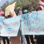 Aksi massa saat demo di depan Kejari Ngawi.